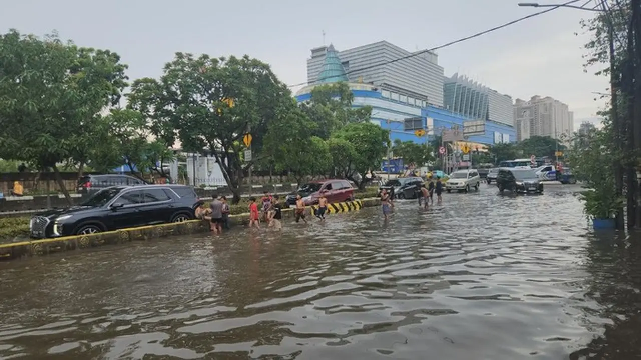 Banjir Gunung Sahari Jakarta Surut, Mobil Kembali Melintas Lancar