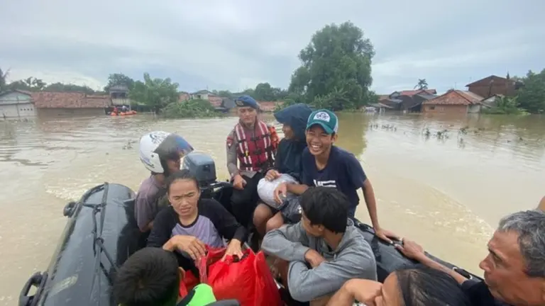 Banjir Bekasi: Brimob Polda Metro Jaya Evakuasi Warga Terdampak Luapan Kali Ulu