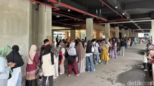 Antrean Semrawut di Planetarium TIM, Pengunjung Kecewa Tiket Habis hingga Calo Berkeliaran