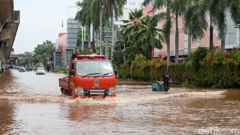 Banjir Jakarta Utara: 4 RT dan 12 Ruas Jalan Masih Tergenang Hingga Malam Ini