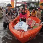 Banjir 50-60 Cm di Pegangsaan Dua Jakut, Warga Akses Kampung dengan Perahu