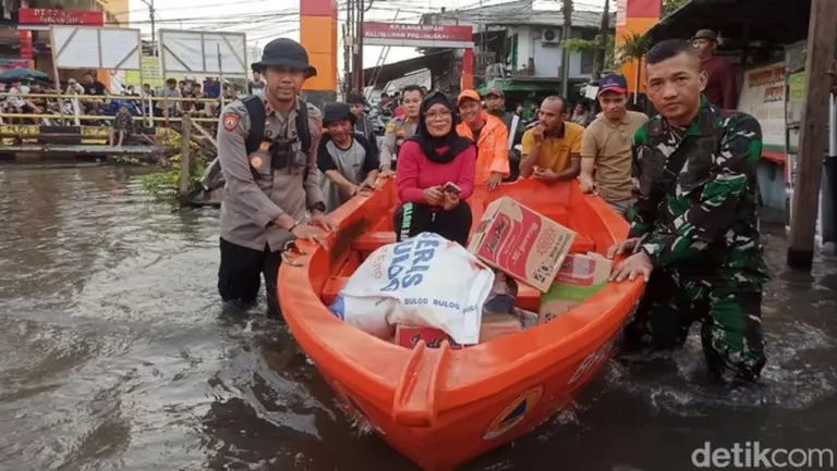 Banjir 50-60 Cm di Pegangsaan Dua Jakut, Warga Akses Kampung dengan Perahu