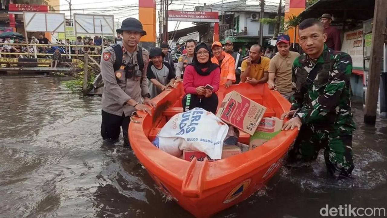 Banjir 50-60 Cm di Pegangsaan Dua Jakut, Warga Akses Kampung dengan Perahu