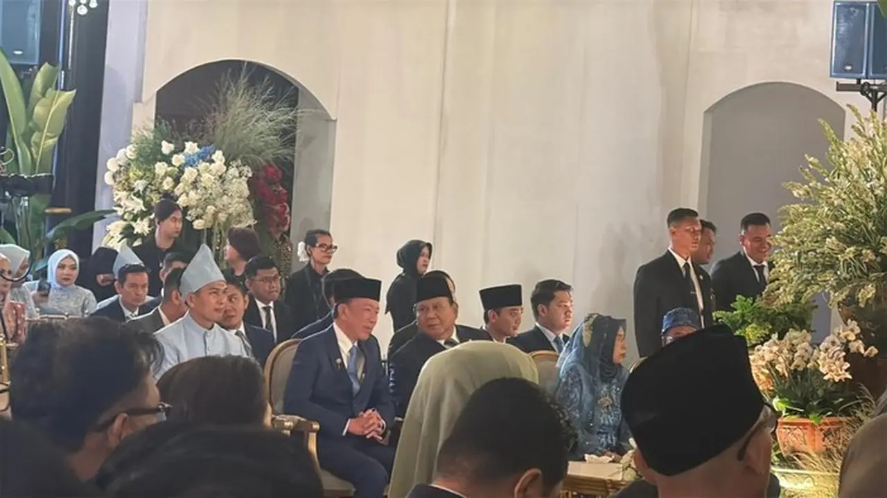 Prabowo dan Jokowi Bersaksi di Pernikahan Sekpri, Saling Berbincang Hangat