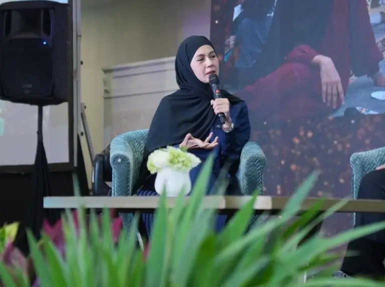 Paula Verhoeven Terharu Ikut Wakaf Pembangunan Masjid di Melbourne, Australia