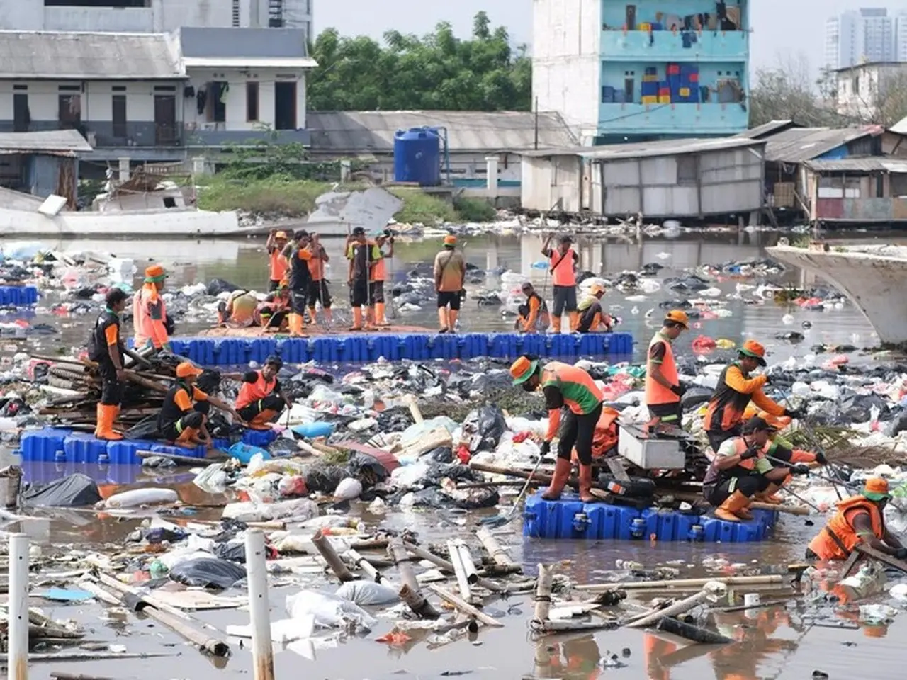 DLH Angkut 137 Ton Sampah dari Pesisir Tanggul Laut Muara Baru Jakarta Utara