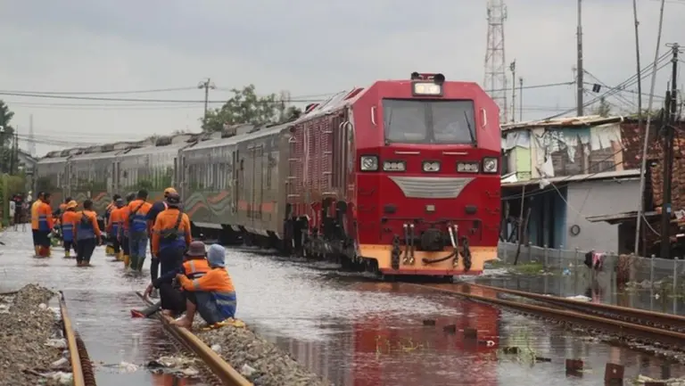 Banjir Pekalongan Lumpuhkan 23 Perjalanan Kereta Api, PT KAI Minta Maaf