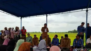 20 Tahun Rusak, Jalan Desa Badak Anom Tangerang Akhirnya Diperbaiki Gubernur Andra Soni