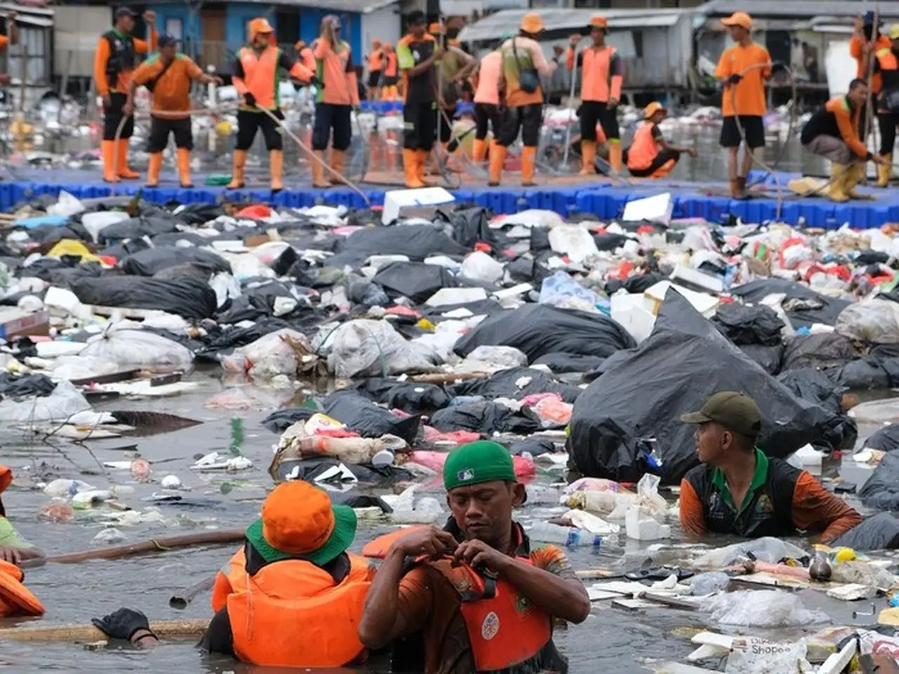 DLH DKI Ungkap Oknum Swasta Buang 137 Ton Sampah Cemari Laut Muara Baru