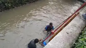 Motor Nyemplung ke Kali Cileungsi Akibat Tali Gas Bermasalah, Pengendara Selamat