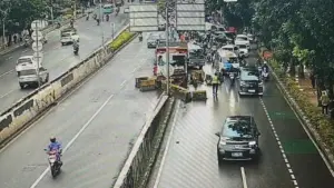 Truk Tabrak Pembatas Jalan Casablanca, Lalin ke Tanah Abang Masih Terhambat