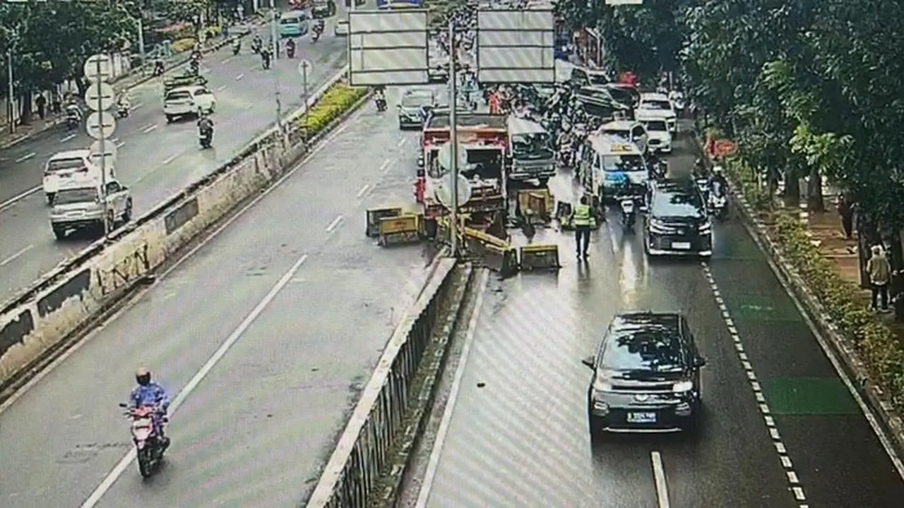 Truk Tabrak Pembatas Jalan Casablanca, Lalin ke Tanah Abang Masih Terhambat
