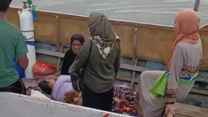 Warga Kabaena Sewa Kapal Rp 3 Juta Demi Rujukan Pasien Sakit Akibat Ambulans Laut Rusak