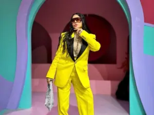 Tampil ‘Menyala’, Sania Padukan Desainer Lokal dengan Brand Internasional Mewah