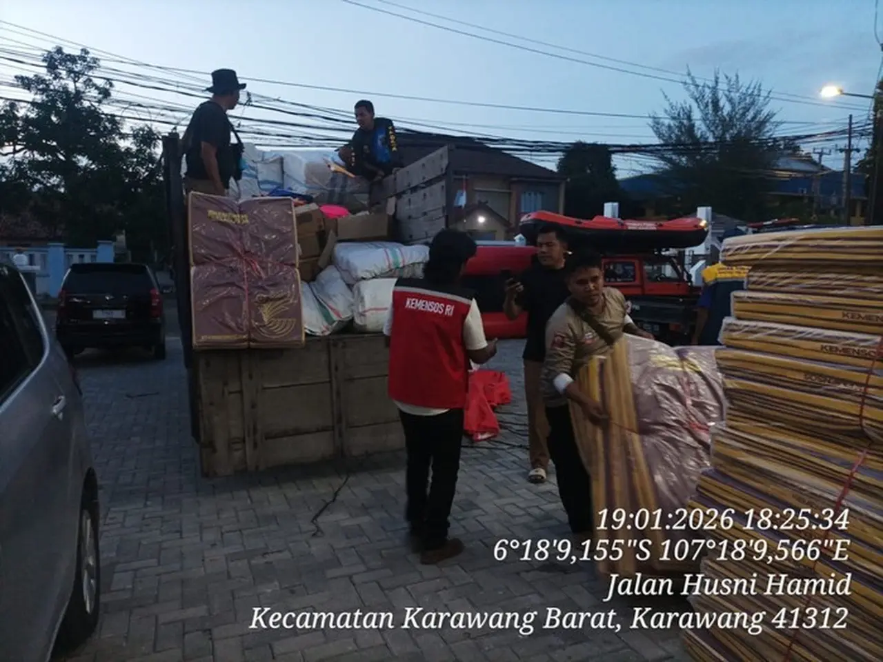 Kemensos Kirim Bantuan Logistik untuk Ribuan Warga Korban Banjir Karawang Kemensos Kirim Bantuan Logistik untuk Ribuan Warga Korban Banjir Karawang