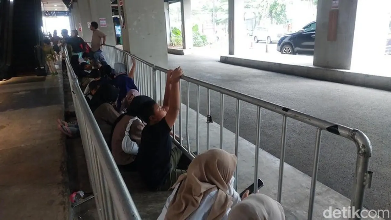 Antrean Panjang di Planetarium TIM, Warga Rela Datang Pagi Demi Tiket Sesi Terakhir Antrean Panjang di Planetarium TIM, Warga Rela Datang Pagi Demi Tiket Sesi Terakhir