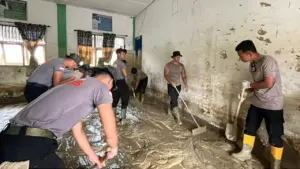 Satbrimob Polda Banten Bersih-bersih Sekolah dan Salurkan Al-Qur’an di Aceh Utara Pascabanjir