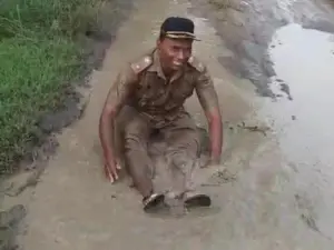 Kades Sragen Protes Jalan Rusak Parah dengan Mandi Lumpur, Pemkab Mulai Bergerak