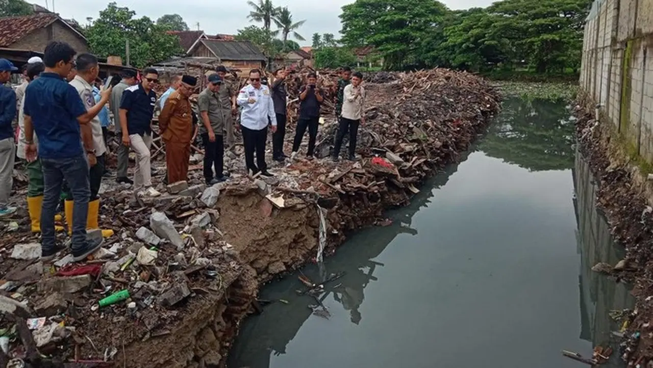 Pemkot Serang Gusur 41 Bangunan Liar di Kali Kroya untuk Atasi Banjir Pemkot Serang Gusur 41 Bangunan Liar di Kali Kroya untuk Atasi Banjir