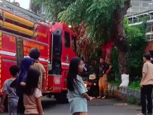 Parkir Liar Hambat Mobil Damkar Padamkan Api di Matraman, Jakarta Timur