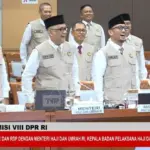 Menteri Haji Kenalkan Seragam Baru Petugas Haji 2026 di Rapat Komisi VIII DPR