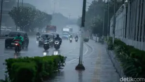 Cuaca Ekstrem Jakarta: Gubernur Anung Pertimbangkan Opsi WFH dan PJJ