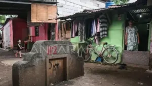 31 Keluarga Masih Bertahan di TPU Kebon Nanas, Satpol PP Jaktim Beri SP-2