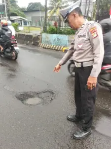 Jalan Berlubang di Ciputat Sebabkan Pengendara Motor Jatuh, Polisi Segera Cek Lokasi