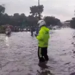 Jalan DI Panjaitan Jakarta Timur Terendam Banjir 50 Cm Akibat Hujan Deras