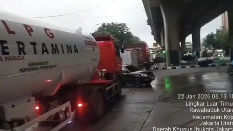 Gangguan Pintu Masuk Pelabuhan Priok Sebabkan Macet Parah di Jalan Yos Sudarso Jakarta Utara Gangguan Pintu Masuk Pelabuhan Priok Sebabkan Macet Parah di Jalan Yos Sudarso Jakarta Utara
