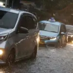 Flyover Pesing Jakarta Barat Tergenang Akibat Saluran Air Tersumbat Sampah