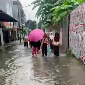 Banjir 30 Cm Rendam Permukiman Warga di Kebon Jeruk Jakarta Barat Akibat Hujan Deras
