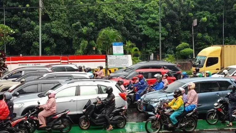 Hujan Deras Guyur Jakarta, Banjir Rendam Jalan DI Panjaitan Sebabkan Macet Parah