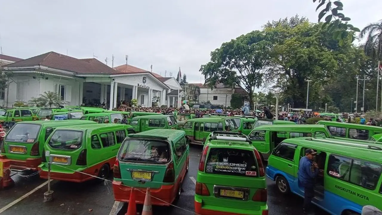 Sopir Angkot Bogor Tolak Penghapusan Kendaraan Tua, Minta Solusi Pekerjaan Layak