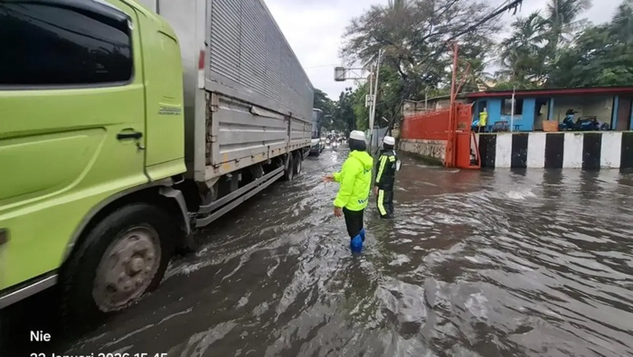 Jalan Daan Mogot Tergenang 15 Cm Akibat Hujan, Pengendara Diimbau Waspada Jalan Daan Mogot Tergenang 15 Cm Akibat Hujan, Pengendara Diimbau Waspada