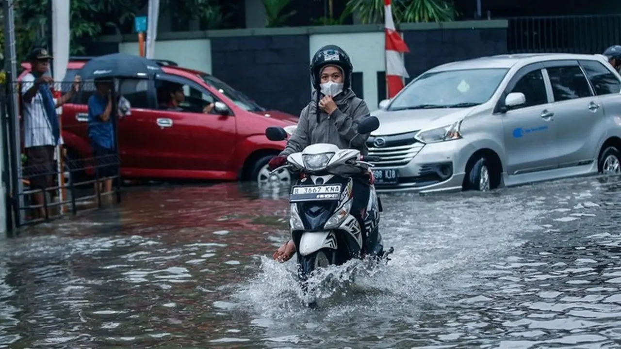 Banjir Meluas di Jakarta: 45 RT dan 22 Ruas Jalan Tergenang Akibat Hujan Tinggi