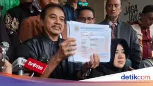 Tiga Tersangka Ijazah Palsu Diperiksa, Roy Suryo Hadir Temani di Polda Metro Jaya