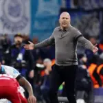 Steven Gerrard: Arne Slot Harus Berhenti Keluhkan Lawan Bertahan, Cari Solusi!