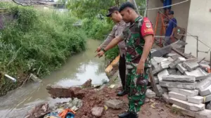 Hujan Deras di Ciputat Sebabkan Longsor, Tembok Dapur Rumah Warga Ambrol