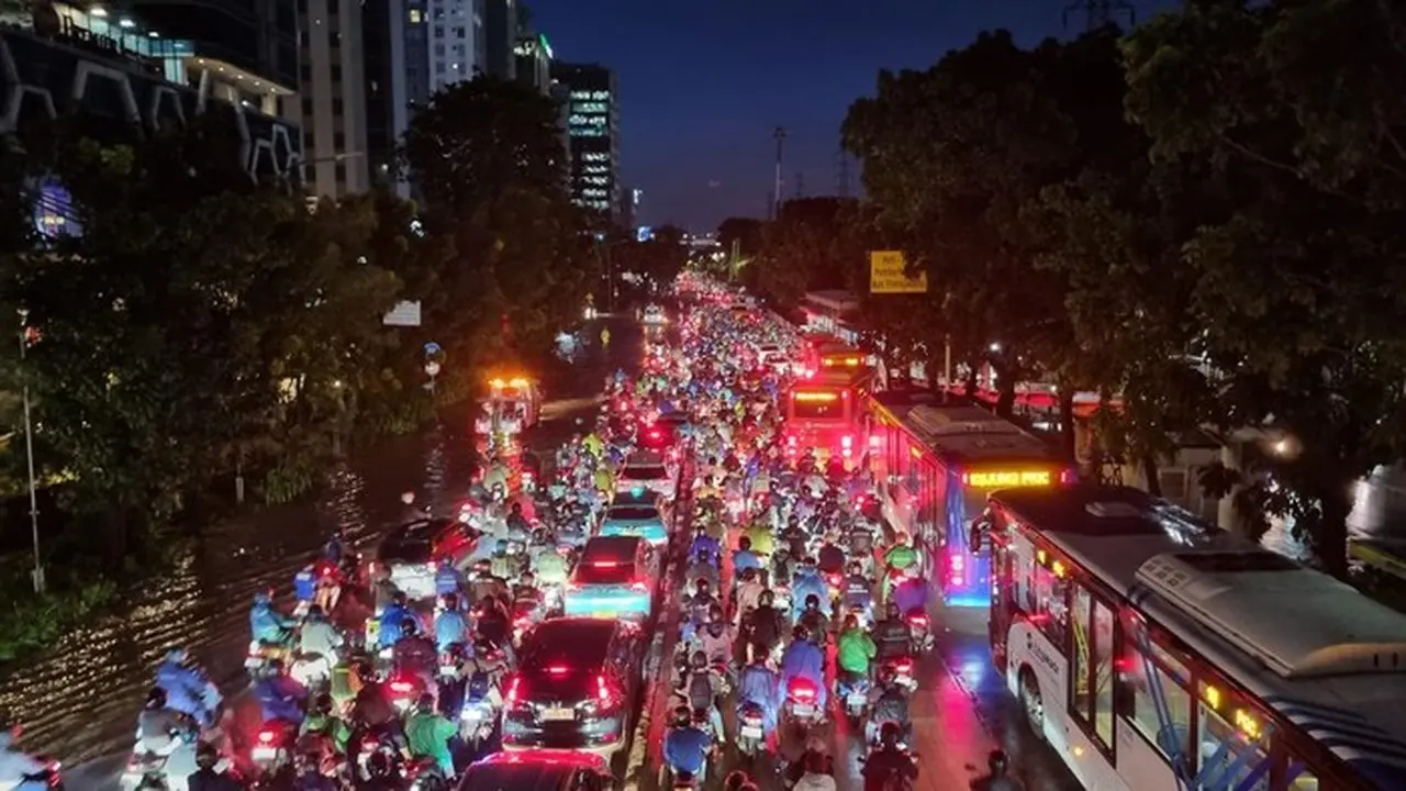 Jalan DI Pandjaitan Terendam Banjir, Lalin Arah Sunter Macet Parah Malam Ini