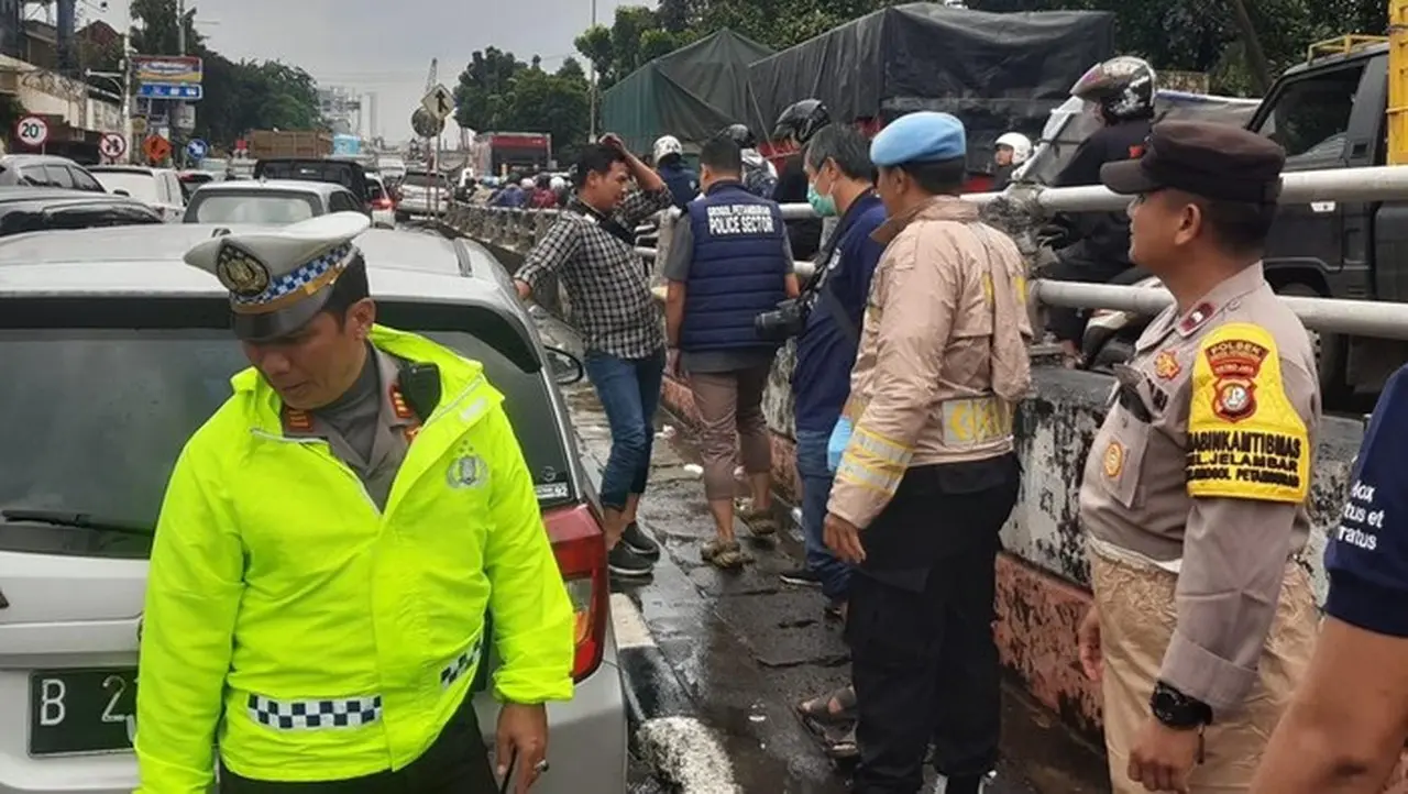 Pengemudi Ditemukan Meninggal di Mobil yang Terparkir di Tengah Jalan Jakbar Pengemudi Ditemukan Meninggal di Mobil yang Terparkir di Tengah Jalan Jakbar