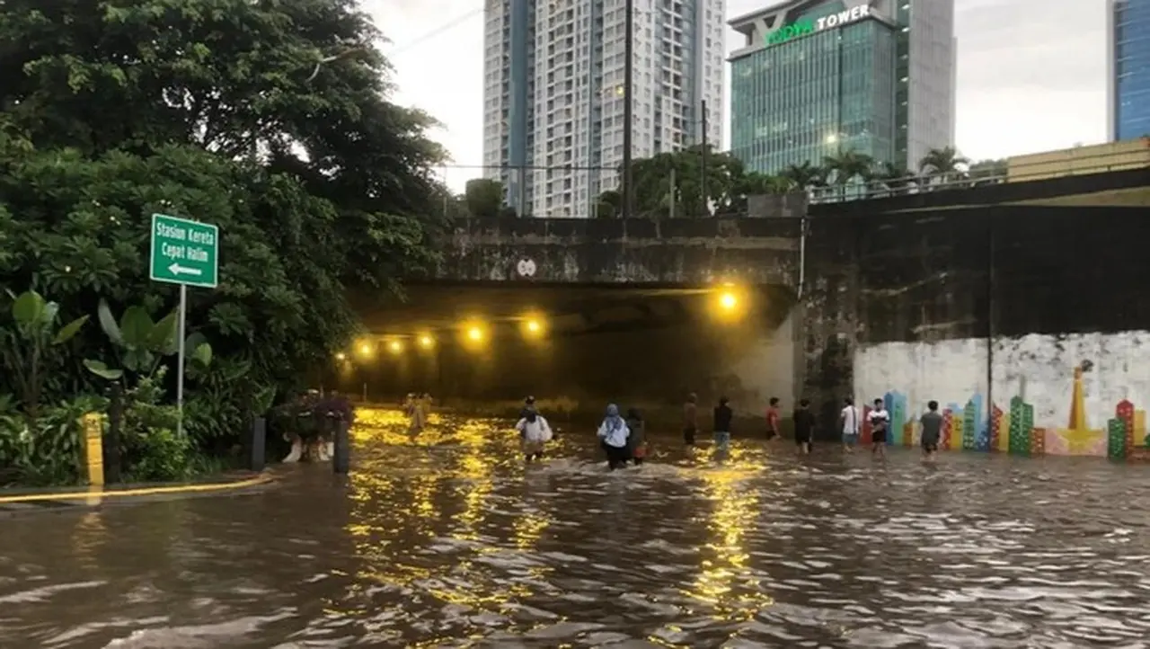 Akses Stasiun Kereta Cepat Halim Terendam Banjir, Penumpang Dialihkan ke Tol dan LRT Akses Stasiun Kereta Cepat Halim Terendam Banjir, Penumpang Dialihkan ke Tol dan LRT