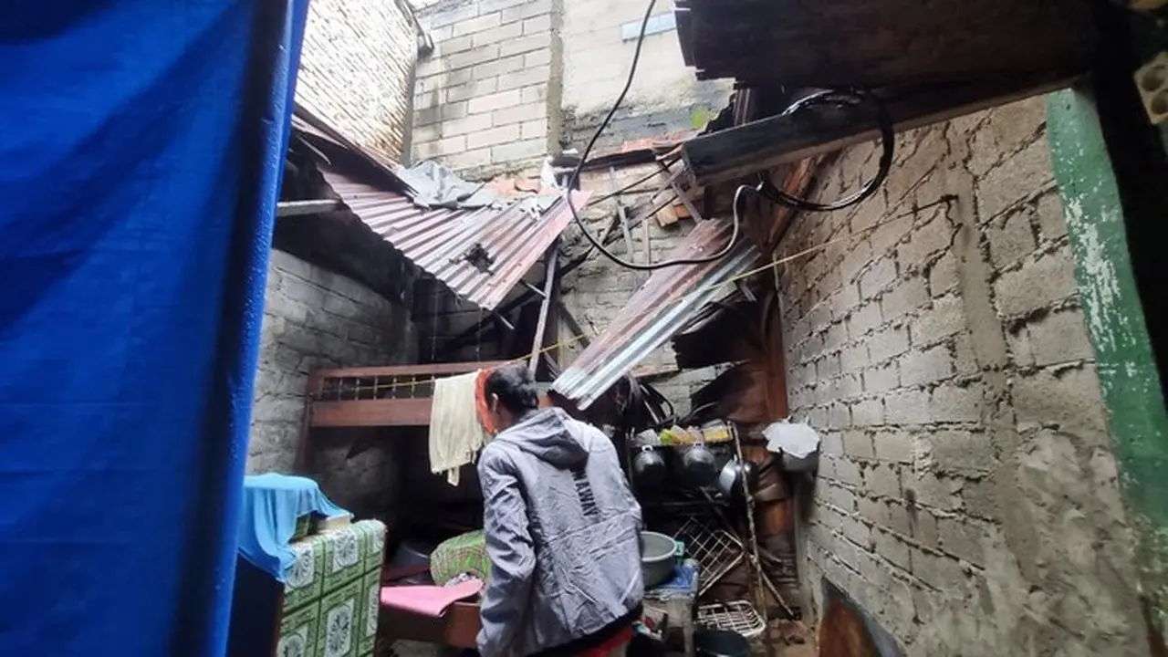 Tiga Rumah di Matraman Jaktim Ambruk Akibat Hujan, Camat Usulkan Program Bedah Rumah Tiga Rumah di Matraman Jaktim Ambruk Akibat Hujan, Camat Usulkan Program Bedah Rumah