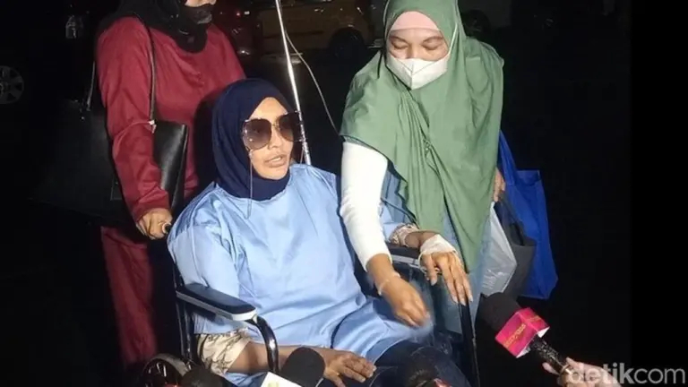 Doktif Penuhi Panggilan Polisi Pakai Kursi Roda, Akui Stres Pikirkan Nasib Richard Lee