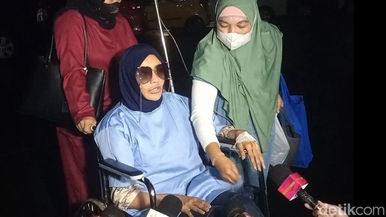 Doktif Penuhi Panggilan Polisi Pakai Kursi Roda, Akui Stres Pikirkan Nasib Richard Lee Doktif Penuhi Panggilan Polisi Pakai Kursi Roda, Akui Stres Pikirkan Nasib Richard Lee