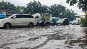 Atasi Banjir Jatinegara, Dinas SDA DKI Kerahkan 3 Pompa di Jalan DI Pandjaitan