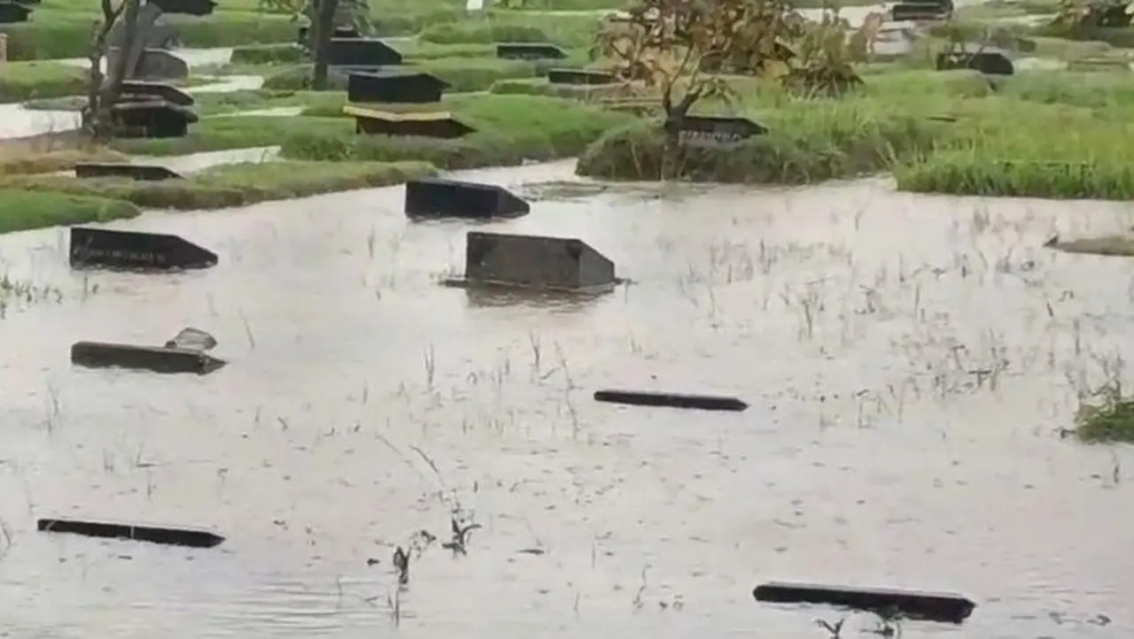 Banjir 40 Cm Rendam TPU Pondok Kelapa Jakarta Timur, Sejumlah Makam Tergenang