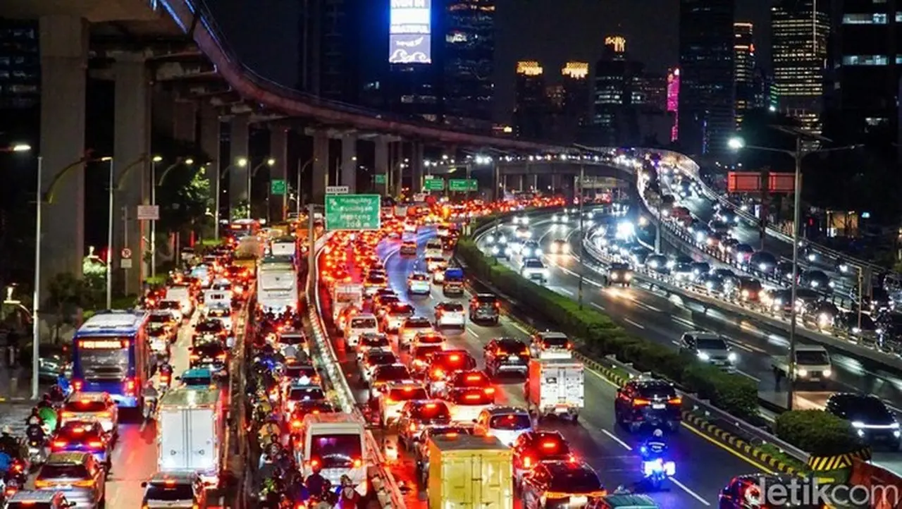 Banjir Jakarta Malam Ini: Tiga Ruas Jalan Utama Lumpuh Akibat Genangan Air Banjir Jakarta Malam Ini: Tiga Ruas Jalan Utama Lumpuh Akibat Genangan Air