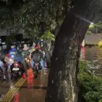 Jalan Daan Mogot Jakarta Barat Masih Terendam Banjir, Pemotor Terpaksa Lewati Trotoar
