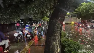 Jalan Daan Mogot Jakarta Barat Masih Terendam Banjir, Pemotor Terpaksa Lewati Trotoar